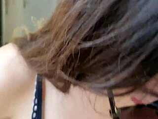 Nu pot crede că modelul meu de fitness tânără 18+ mi-a făcut sex muie POV în culise!