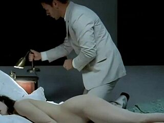 Amira Casar ทา lipstick แดงบนก้นขนชัดเจน