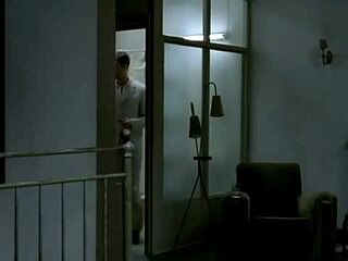 Amira Casar ทา lipstick แดงบนก้นขนชัดเจน