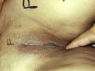 arabimies paukuttaa saksalaista naapuria valtavalla kyrvällä