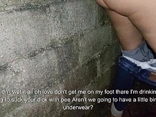 Koppel betrapt op plassen en hard neuken in het openbaar achter de kerk