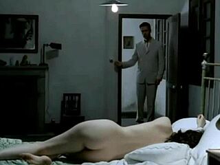 Lipstik Merah Amira Casar di Bokong Berbulu Terpapar