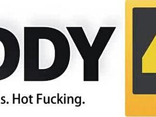 Končala sem s fantom, morala sem jebati njegovega očeta za pravi užitek.