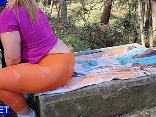 Zasvojen sem z gledanjem te krivuljaste mačehe z ogromno ritjo, ki jo tolčejo v javnosti