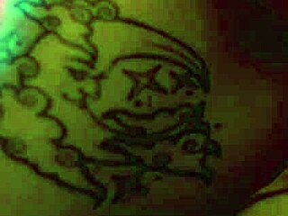 En voi vastustaa kuumia tyttöjä jalkafetiisissä ja kasvohieronnassa