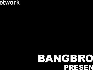 لاتينية ميلف تنظف المنزل ثم تمارس الجنس مقابل فلوس