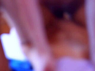 stepmom cheats with teen's friend at home 😉