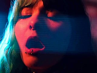 ทนไม่ไหวสาวเซ็กซี่ชอบเลียเท้าและนั่งทับหน้า