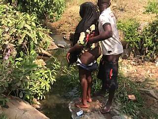 Ngewe Cepet di Pinggir Sungai Bareng Bintang Porno Asia dan Kontol Monster di Luar Ruangan