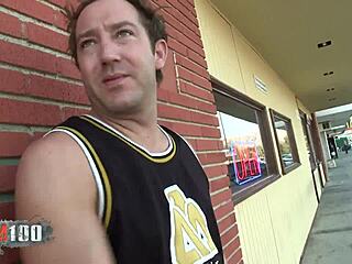 ホーニーなブロンド熟女の巨尻がモンスターコックでドリル