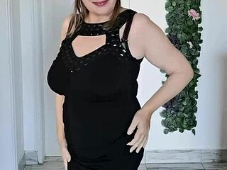 Ehi figliastro, guarda le mie tette enormi, avvicinati ora!