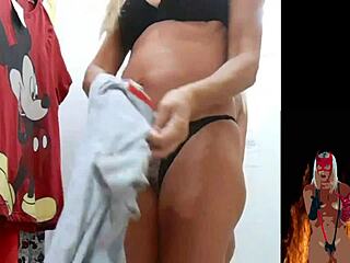 ميلف شقراء ساخنة تعرض كسها ومؤخرتها في غرفة تجربة المتجر