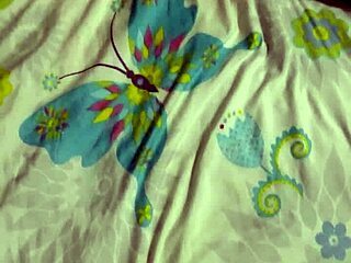 Mi Hermanastra Llega de Fiesta y Aprovecho Pa’ Entrar a Su Cuarto... Nadie Se Da Cuenta, Me Masturbo y Le Meto Mi Leche con Dedos en Coñito y Culo!