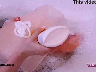 Супер сладка млада 18+ в гореща вана с сензуални движения