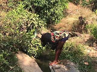 Ngewe Cepet di Pinggir Sungai Bareng Bintang Porno Asia dan Kontol Monster di Luar Ruangan