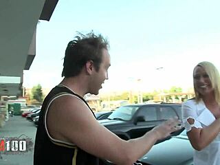 ホーニーなブロンド熟女の巨尻がモンスターコックでドリル