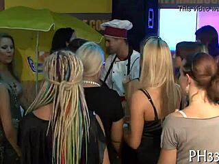 Ομάδα σεξομανών γίνεται hardcore πιπίλισμα και γαμήσι στο νυχτερινό κέντρο