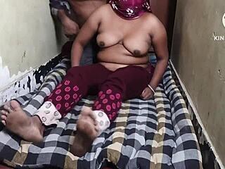 Indisk kone blir knullet med leker i hd sexvideo
