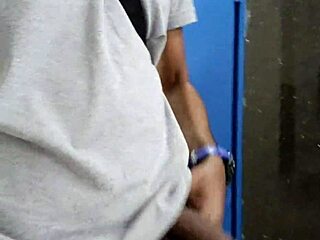 cheio de tes�o no banheiro publico with big ass and monster cock