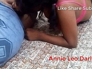 Vírusové indické sex video Suchi Bhabhi s cucaním obrovského kokotu a prsí