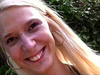 Aku Ngentot MILF Bokong Besar Outdoor, Sangat Keras!