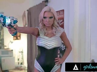 Футуристическая MILF крадет девственность у ботанички в дикой тройке!