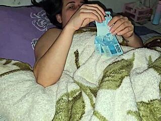 Desi Pasierbica Wymienia Dotyk za Kasę w Perwersyjnym Domowym Klipie