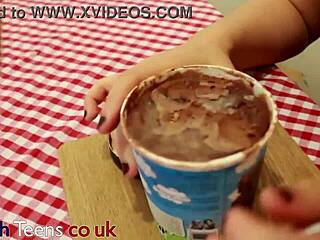 Som blázon do tejto britskej 18-ročnej, čo je cumom pokrytú zmrzlinu