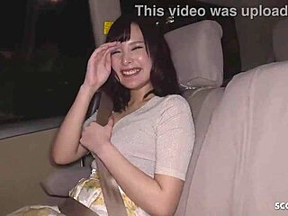 嘿，娇小的日本年轻妹子第一次在车里被陌生人用震动棒弄到高潮？