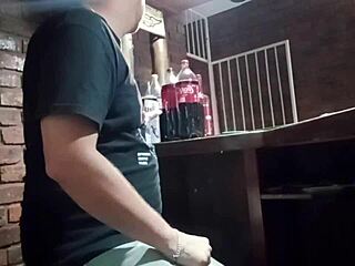 Pravkar se igram sam s seboj v službi, včasih ne morem pomagati