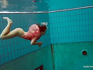 Divoký pocit s horúcou Deniskou, nahou Ruskou pod vodou