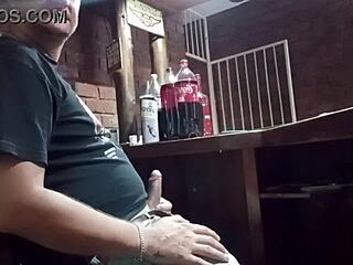 Pravkar se igram sam s seboj v službi, včasih ne morem pomagati