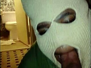 Gadis bertopeng bagi blowjob deep throat super lembap. Aksi amatur liar betul!