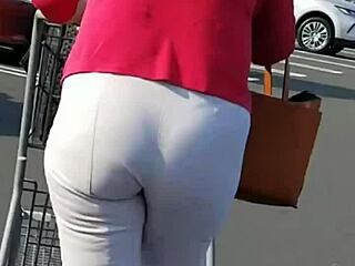 Človek, ta babica ima ogromno rit!