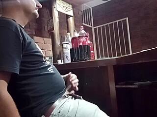 Pravkar se igram sam s seboj v službi, včasih ne morem pomagati