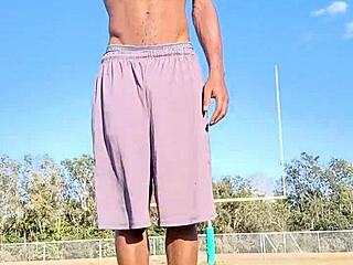 Hé, is deze brunette fitness babe niet het geilste ooit?