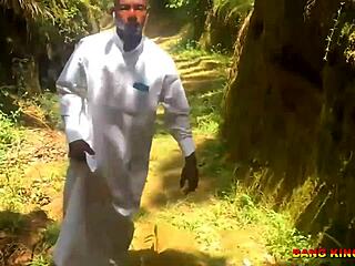 Ever Wondered How Indian Desi College Couples Get Wild Outdoors?