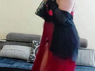 Арабская транссексуалка исполняет чувственный танец