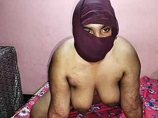 화장 기사가 집에서 내 핫 인디안 모델 클라이언트 세게 박았어 믿을 수 없어