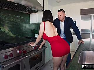 離婚後のホット不動産屋とワイルドセックステープを撮影