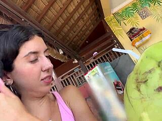 Passeggiata folle con sborra in posto affollato, quasi beccato con carico enorme!