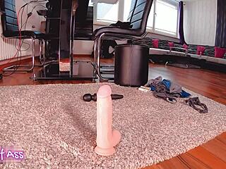 Bootylicious jente rir dildo i reverse cowgirl galskap!