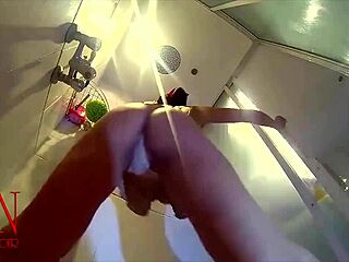 年轻裸体女孩在淋浴室隐藏摄像头脱衣