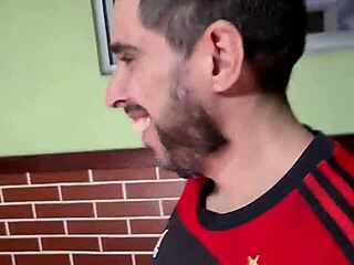 Kone blir vill mens mannen ser på nær anal skriking