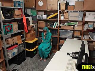 Wah, cewek Muslim imut berhijab diewe di CCTV mall! 😱