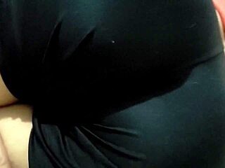 Con La Nueva del Gym Rocking Tight Mini Shorts for Steamy Latina Action