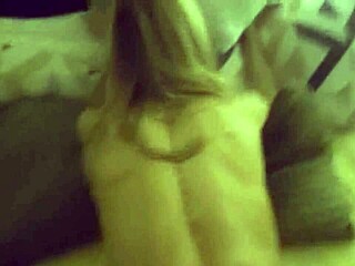 레즈비언을 설득해서 두바이 여행 중에 세게 박았어