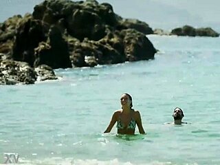 Regina Blandón flashes pezón in steamy 2019 bikini scene