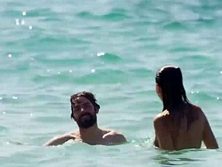 Regina Blandón flashes pezón in steamy 2019 bikini scene