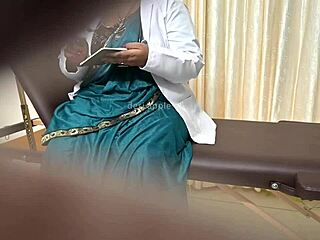 Hej, tenhle doktor úplně kouří sestru pro nemocniční zábavu!